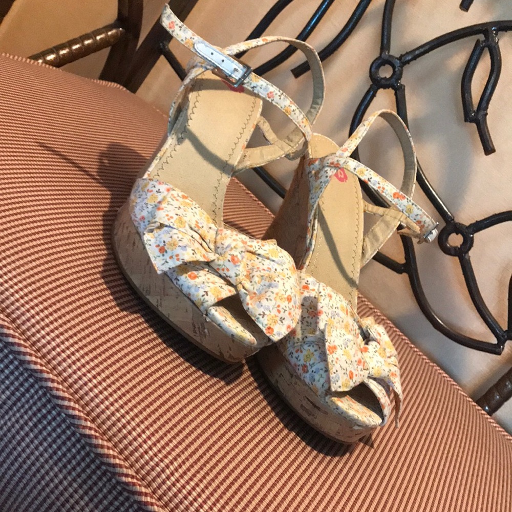 Beautiful size 8 floral cork screw wedges